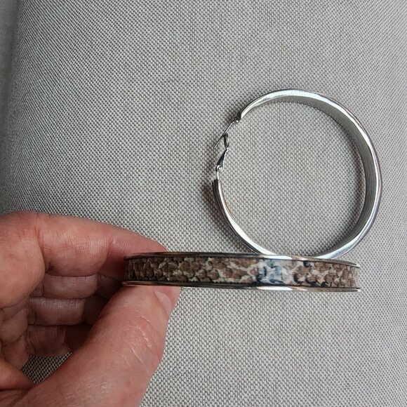 Large hoop pierced faux snakeskin leather earrings - Picture 2 of 4